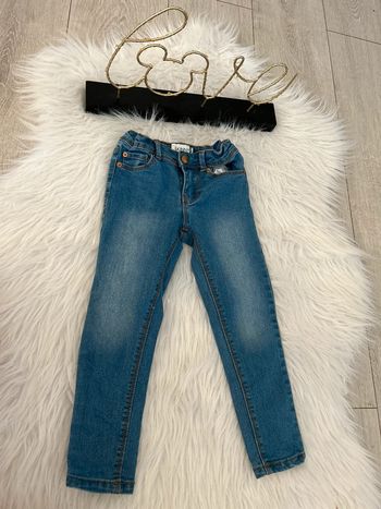 Très beau jeans skinny 🥰 taille 5 ans kiabi mais taille 4 ans