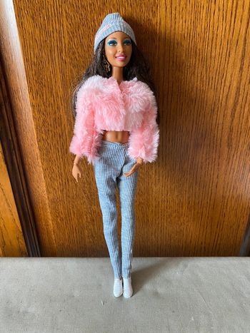 Barbie métis avec vêtement et chaussures