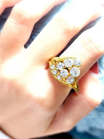 Bague taille 63 neuve doré et pierres blanches