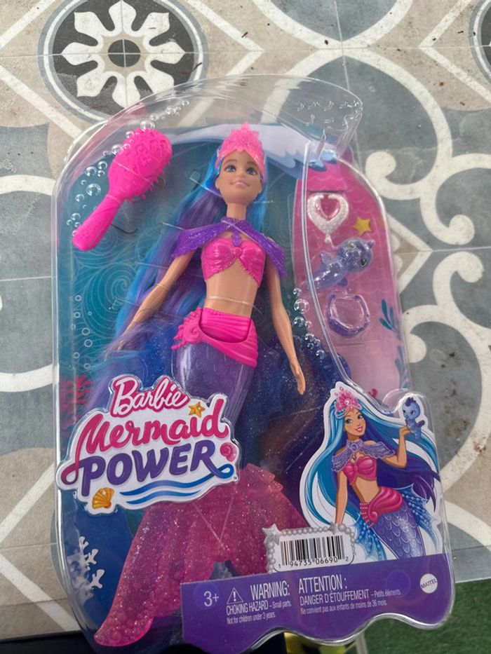 Poupée barbie avec des accessoires