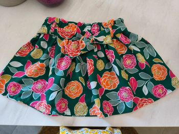 jupe coloré et fleuri - fluide - taille 3ans - neuve