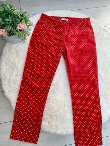 Pantalon rouge à pois style rétro