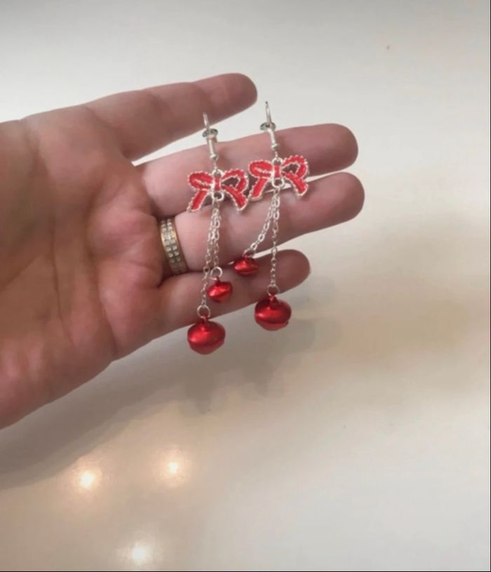 Boucles d’oreilles 🎀 NEUVES pour femme forme de noeuds couleurs argenté et rouge - photo numéro 4