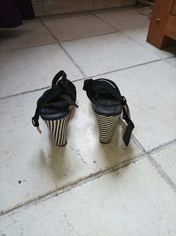 Sandales compensées femme noire - photo numéro 5