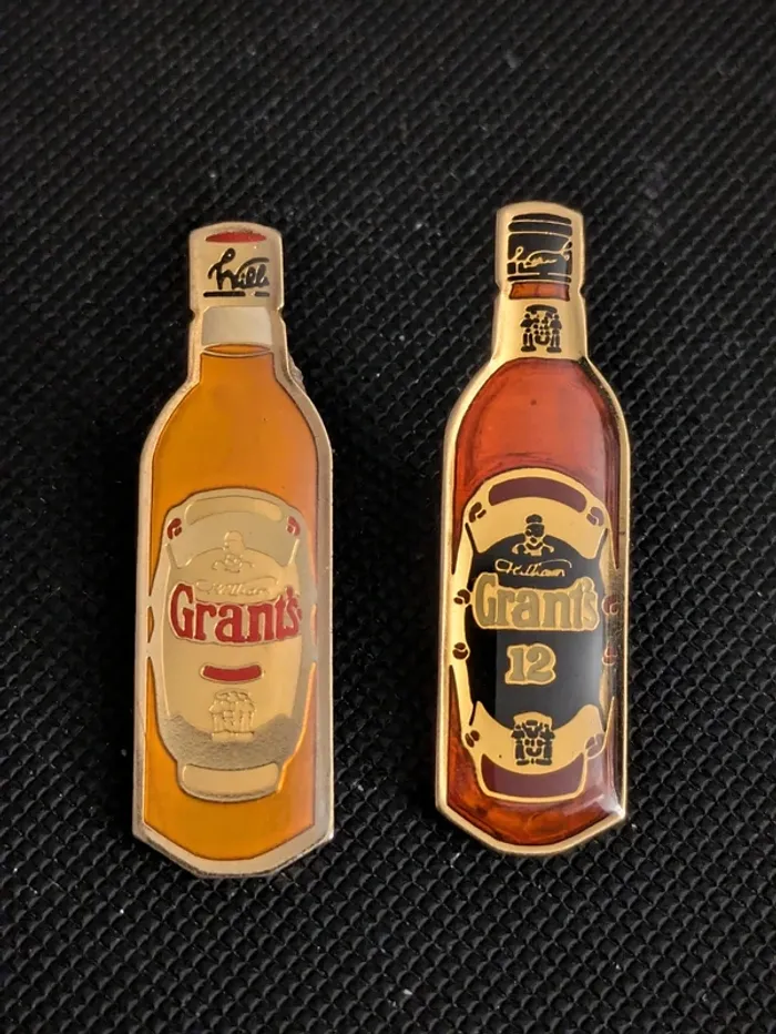 Lot de 2 pin's Whisky Grant's
