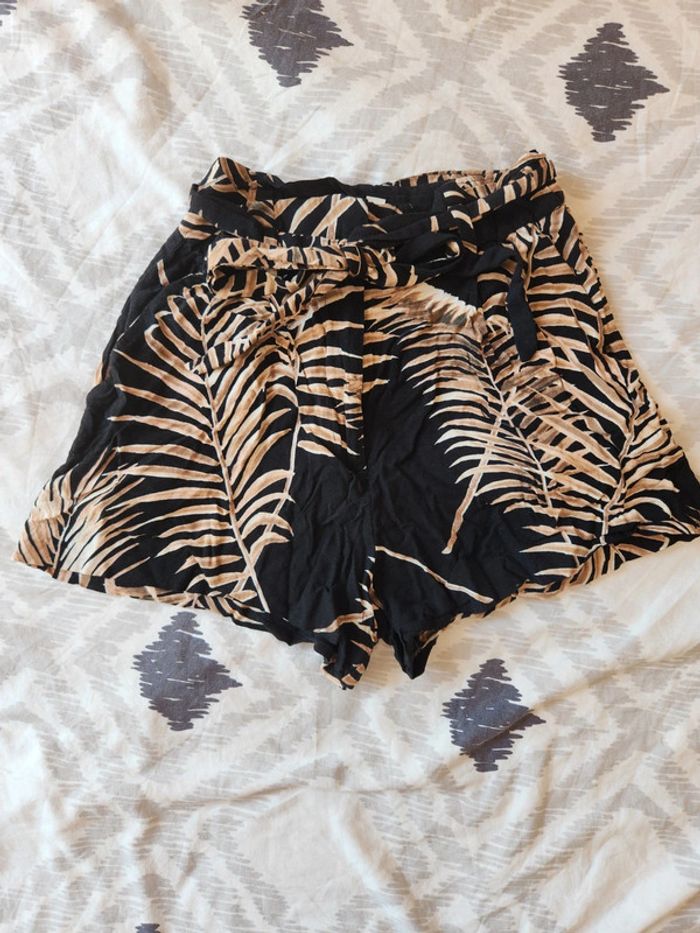 Short noir à motifs