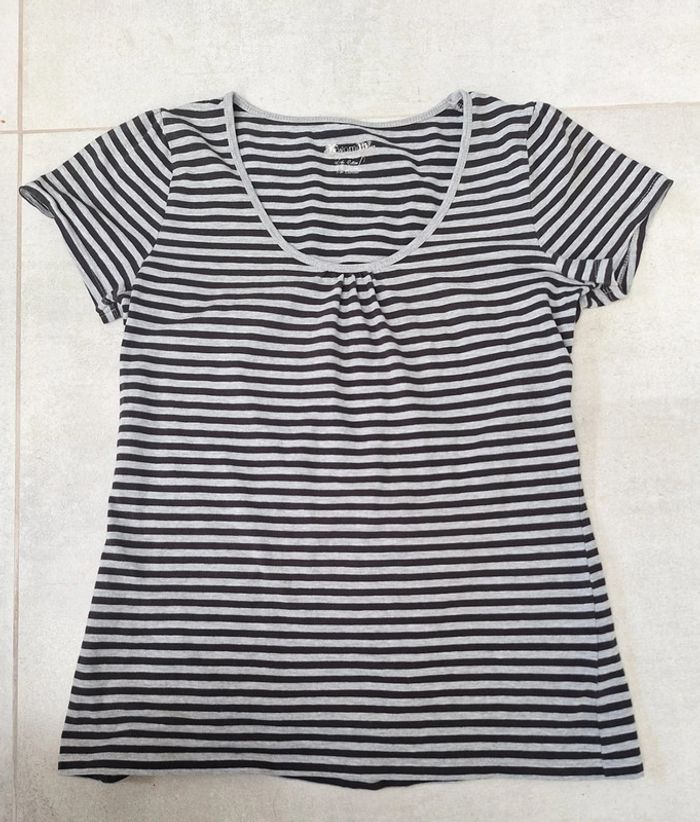T-shirt rayé gris et noir