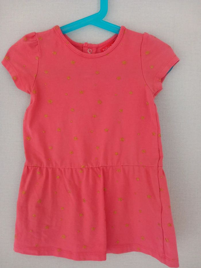 Robe rose avec étoiles TBE 18 mois