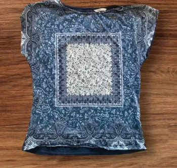 T-shirt bleu à motifs