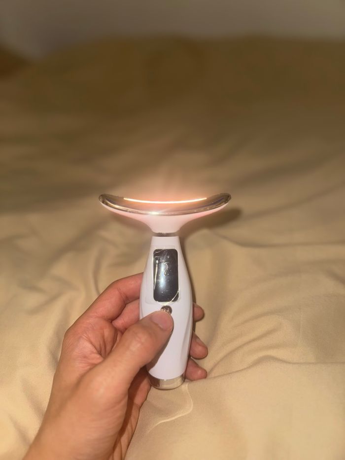Appareil massage visage & cou 7-en-1 (État neuf) - photo numéro 9