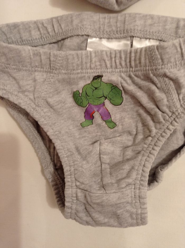 Lot de deux slips Marvel taille 2 ans - photo numéro 2