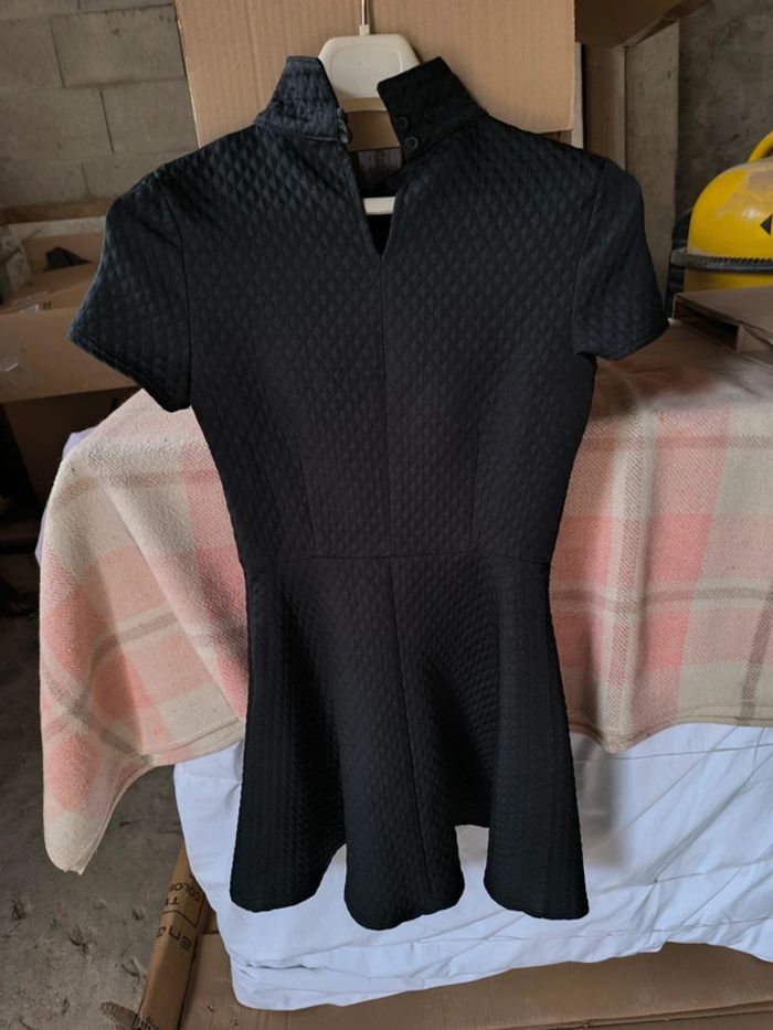 Jolie robe courte noire gaufré
Taille 36