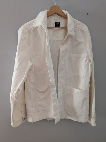 Surchemise en velours côtelé KiabiJe vends cette superbe surchemise (ou veste légère) en velours côtelé de la marque Kiabi. Sa couleur blanc cassé / crème est parfaite pour toutes les saisons et facile à assortir.
✨ Caractéristiques :
Marque : Kiabi
Taill