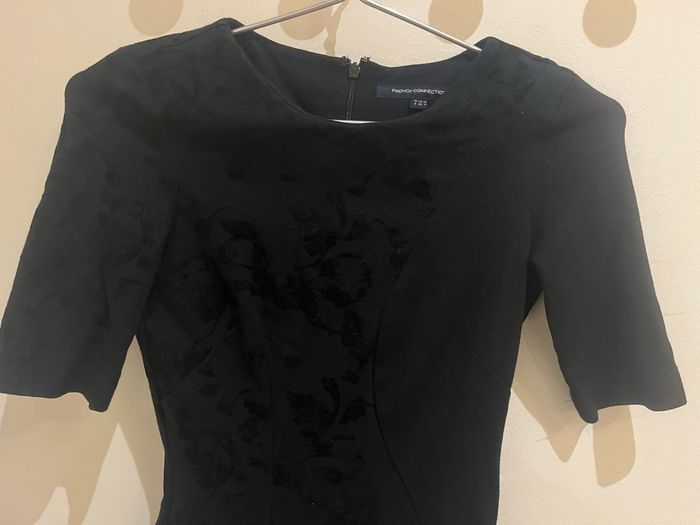 Robe longue noir avec des fleurs en velours manches courtes french connection taille S/36 - photo numéro 6