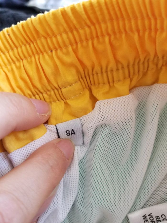 Short de bain taille 8 ans très bon état - photo numéro 3