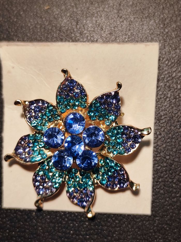 Broche en forme des fleurs neuve - photo numéro 2