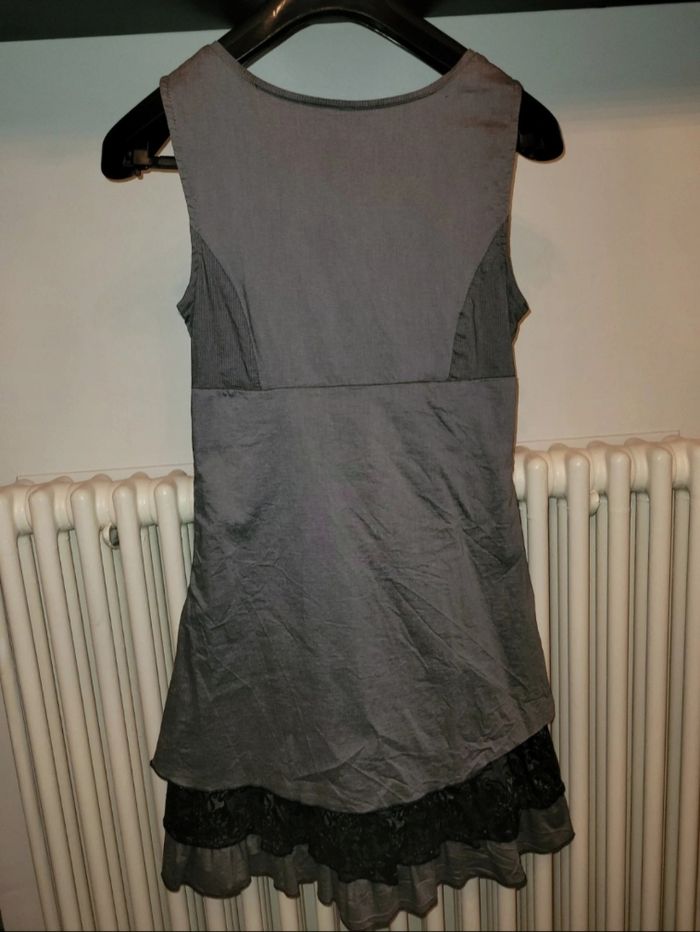 Robe grise dentelle noire - photo numéro 2