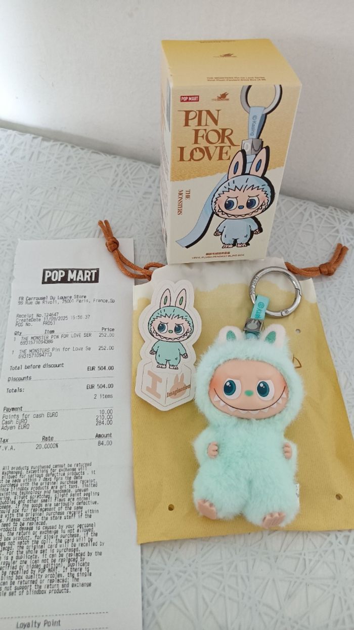 Labubu popmart Pin For love authentique