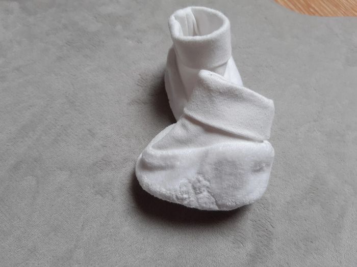 Chaussons en velours c&a taille 0/3 mois environ état neuf