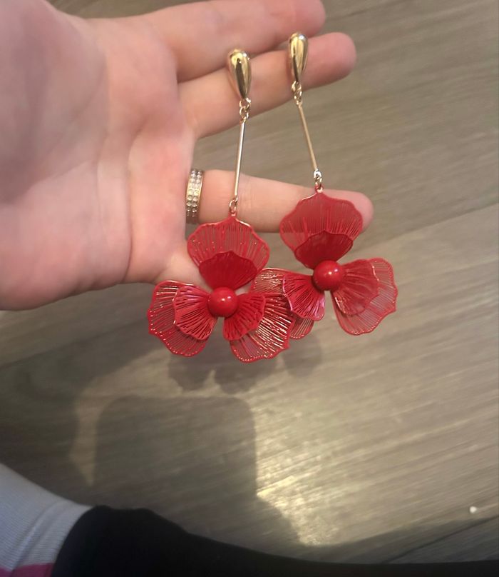 Boucles d’oreilles pendantes NEUVES femme en forme de fleurs couleurs rouge et doré