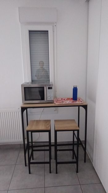 Table cuisine avec deux tabourets