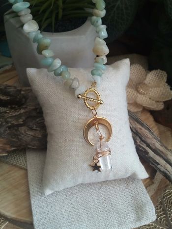 Collier en pierre d'amazonite et pendentif lune et pierre de cristal de roche