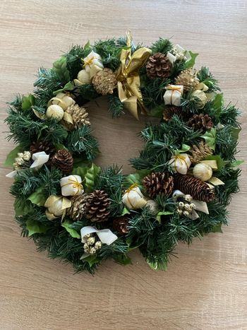 Couronne de porte de Noël blanc cassé et or, mesure environ 40 cm