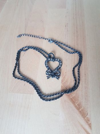 Collier coeur noeuf strass chêne gris foncée