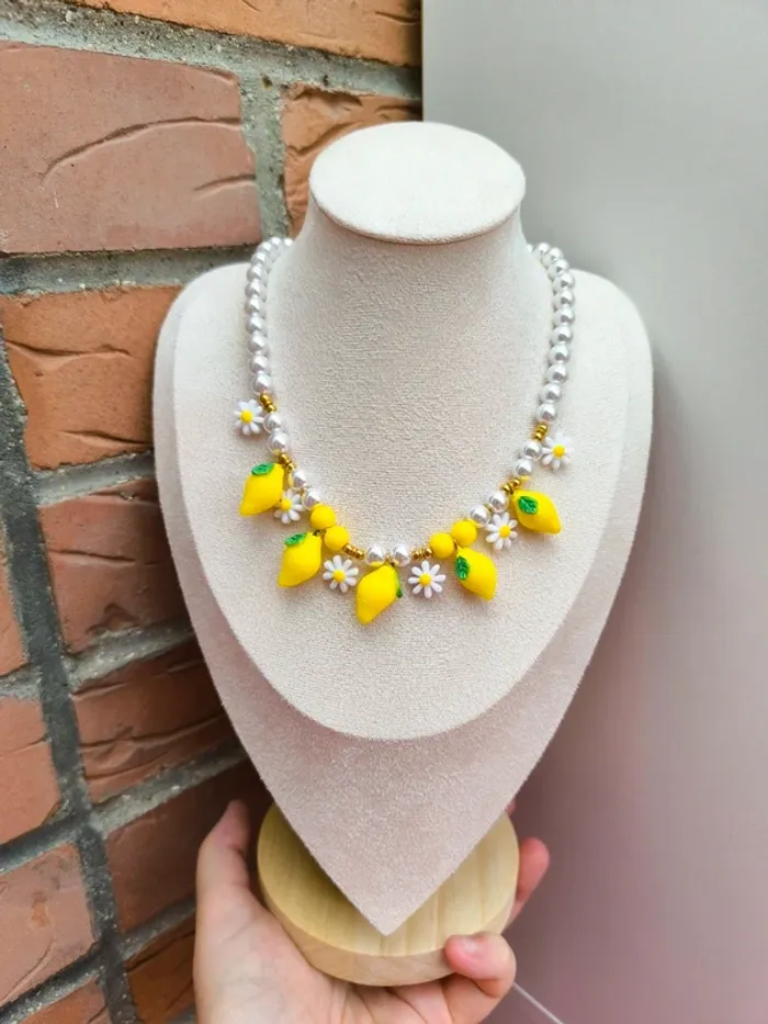 Collier doré avec perles blanches, citrons et marguerites