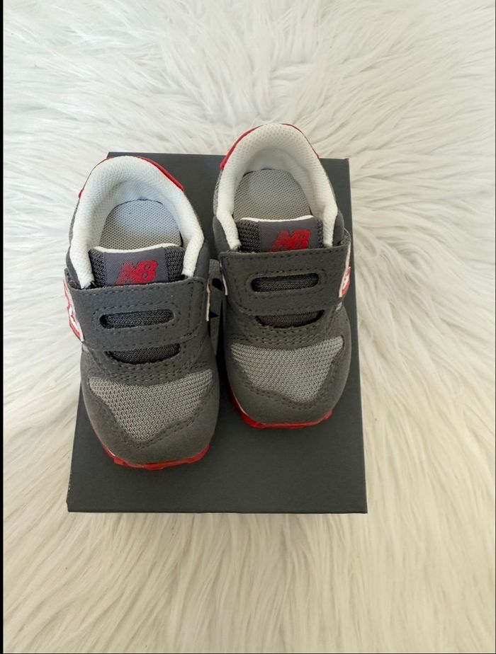 Baskets New Balance bébé – Taille 20,5 – gris/rouge – Neuf avec étiquette - photo numéro 4