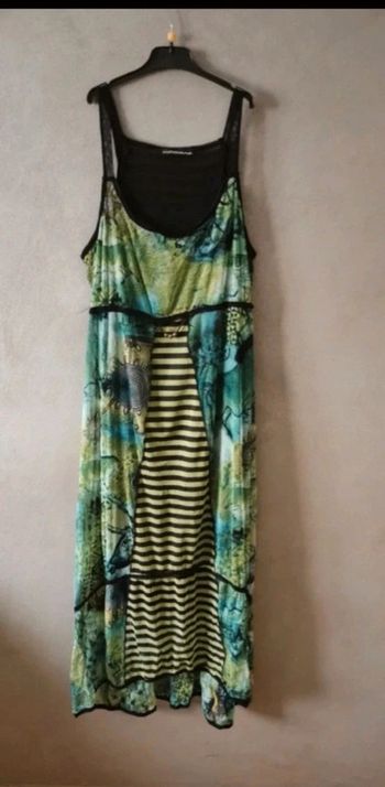 Très jolie robe en voile doublée.