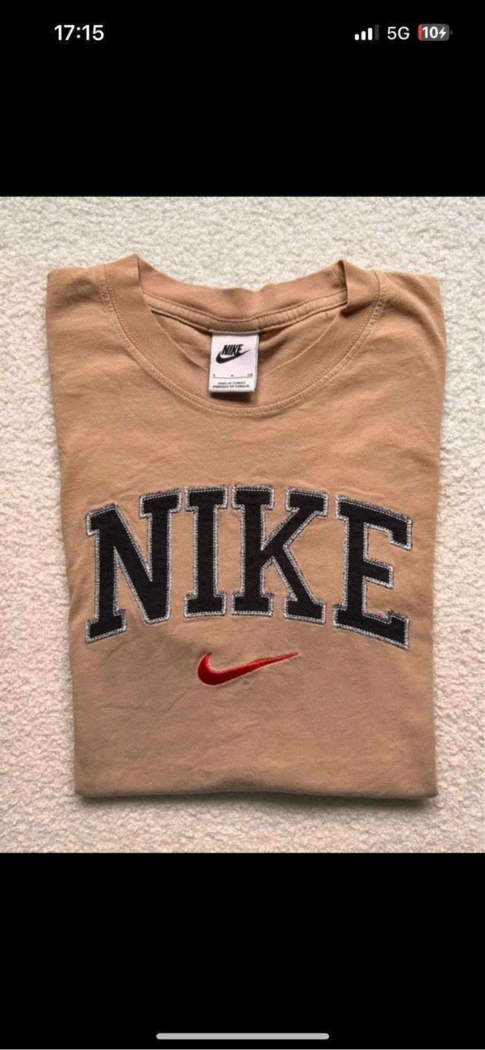 T-shirt Nike vintage beige logo brodé Swoosh rouge