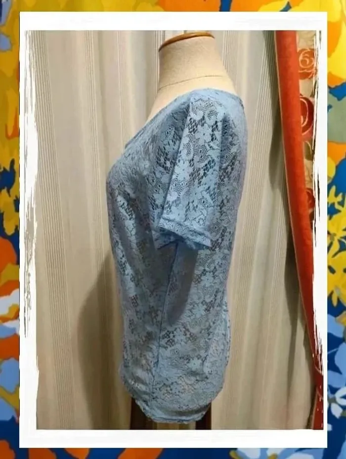 Camiseta de señora en tejido de encaje de punto en color celeste bebé