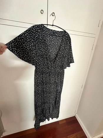 Robe Shein noir avec fleur blanche