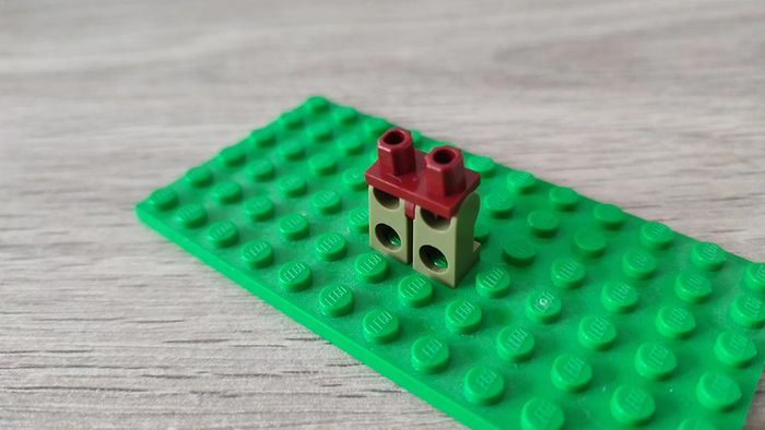 Hanches et jambes vert olive pagne rouge foncé 6023910 pièce détachée Lego #C06 - photo numéro 2
