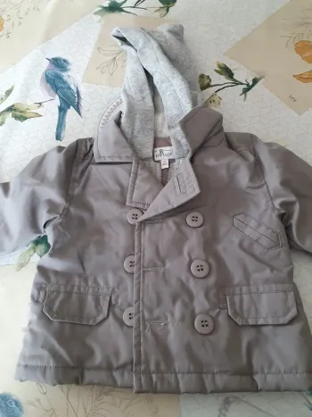 Blouson à capuche 3 mois.