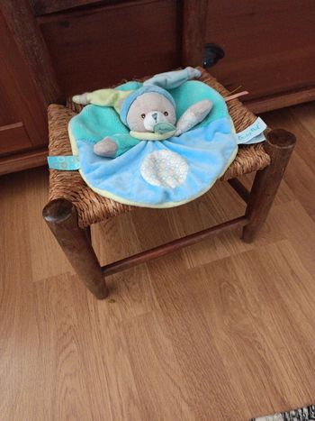 Baby'nat collection Nino le chat doudou plat bleu vert