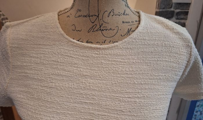 Robe courte blanche au tissu gaufré - photo numéro 2