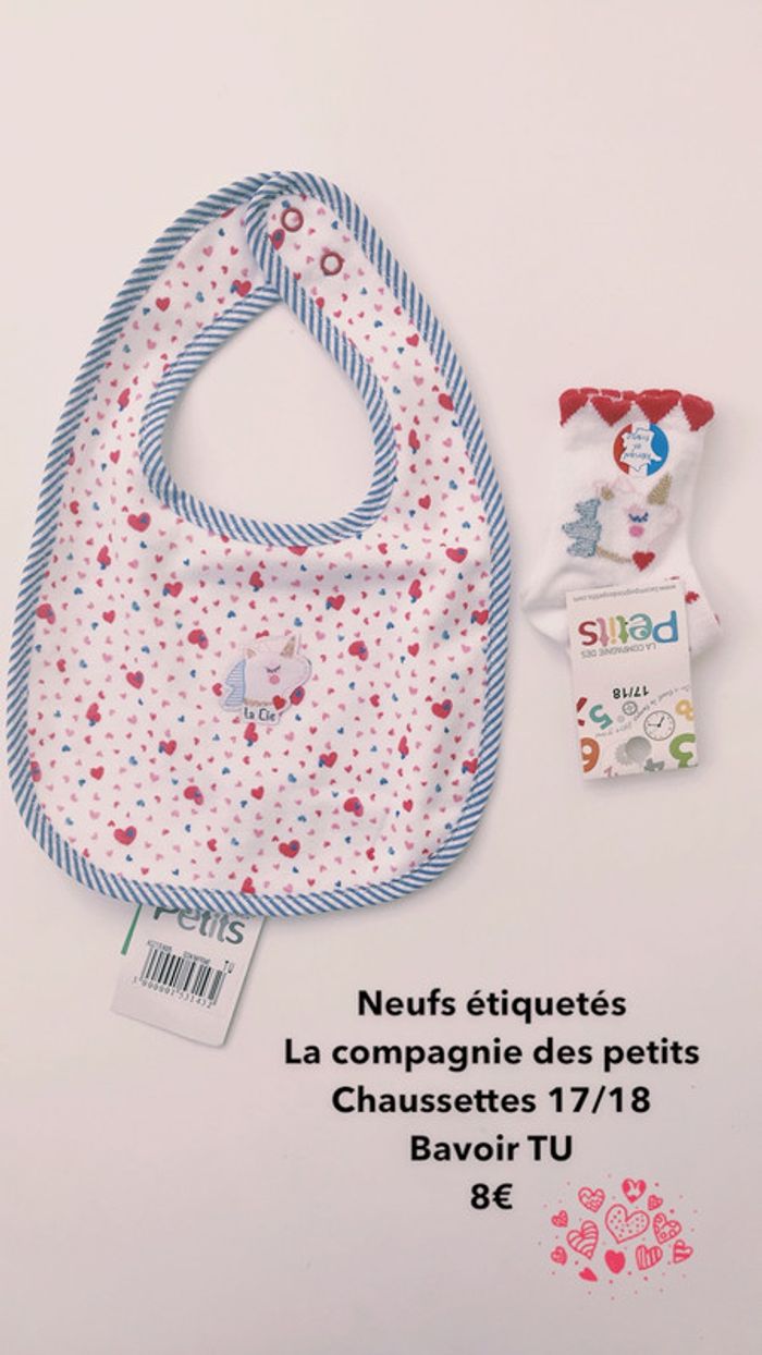 Ensemble la compagnie des petits bavoir et chaussettes
