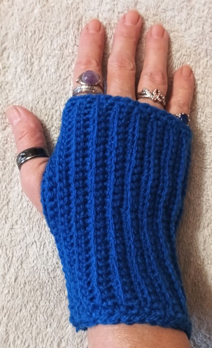 Mitaines "Cobalt" fait main au crochet taille M / L - photo numéro 3