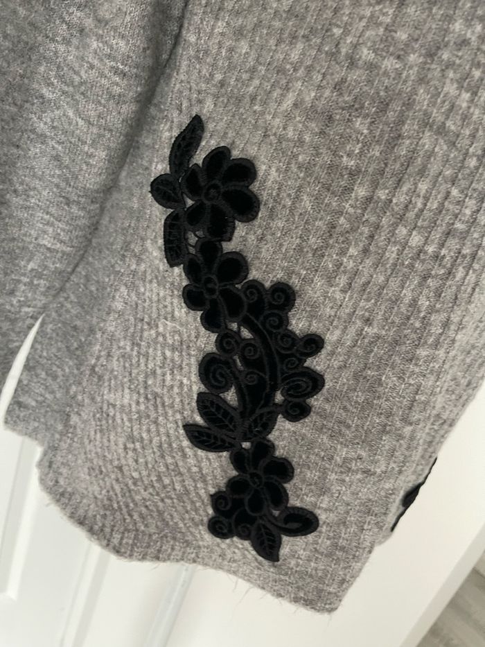 Pull gris et velours noir - photo numéro 2