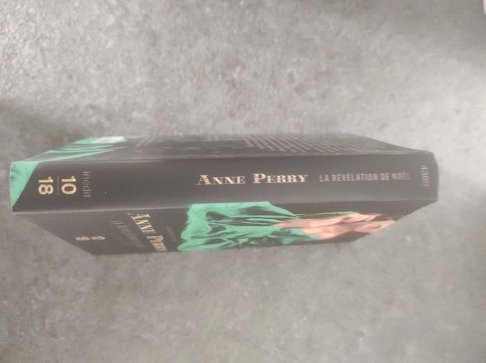 La révélation de Noël Anne Perry 10/18 Grands Détectives 2010 - photo numéro 2