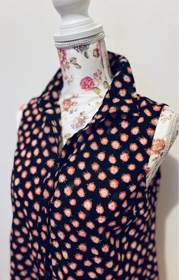 🌸 Must-have d’été : Chemisier noir fleuri sans manches – Taille 38