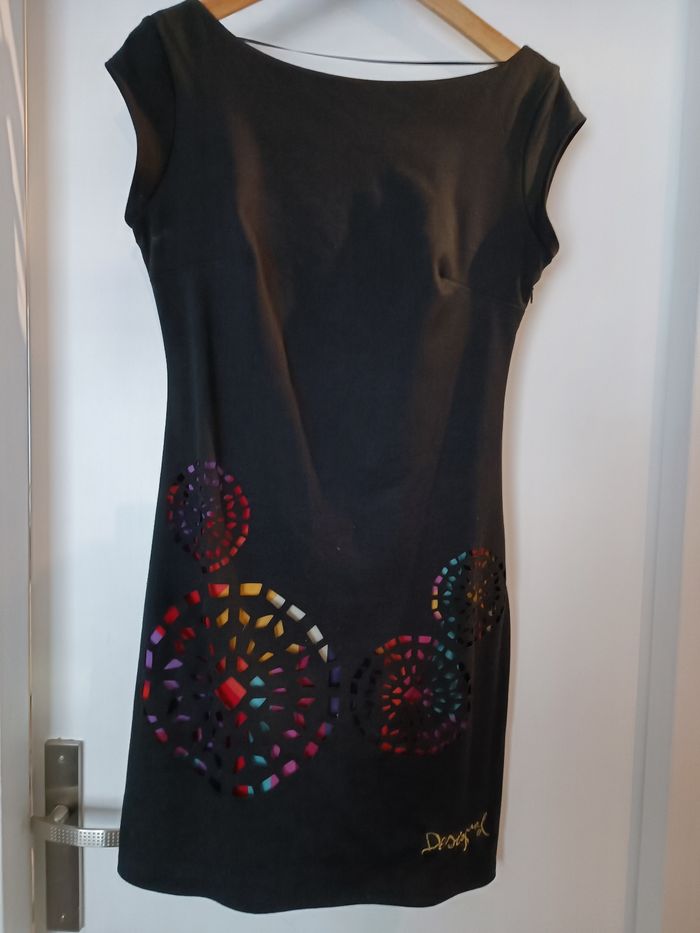 Robe manches courtes , décolletée dis