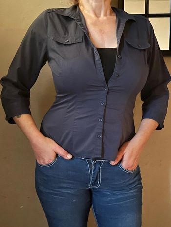 Chemise bleu marine cintré avec poches et manches 3/4