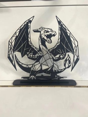 Pokémon Dracofeu Format XL - décoration géométrique avec support
