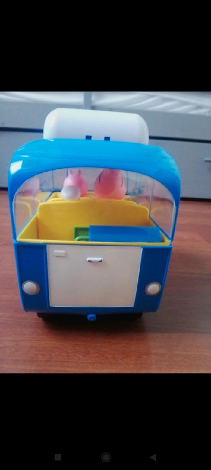 Camping car bleu Peppa Pig avec accessoires et personnages 15€ - photo numéro 3