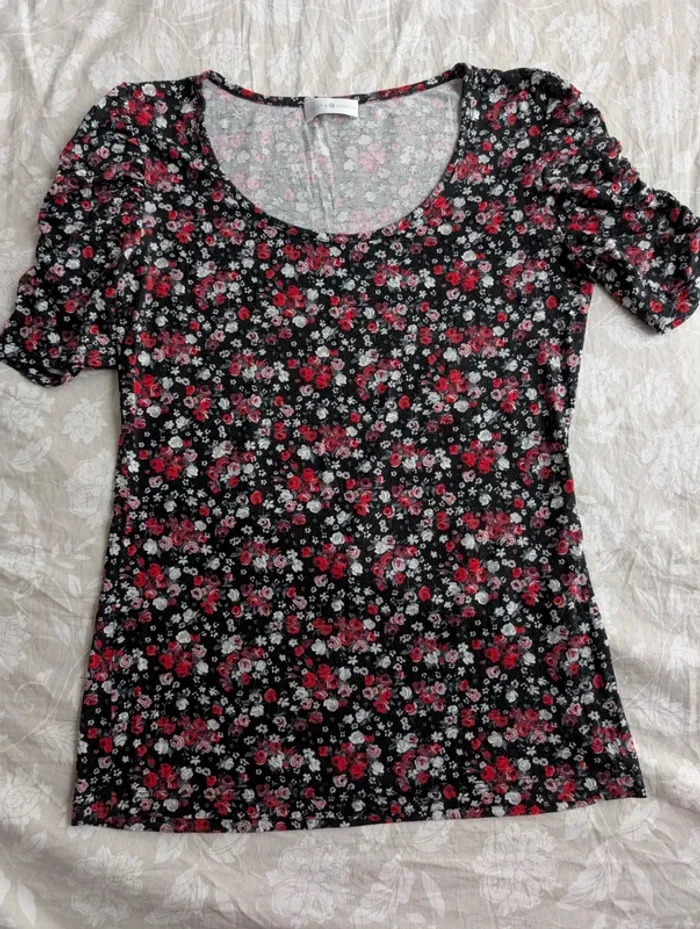 Tee-shirt fleuri - photo numéro 2