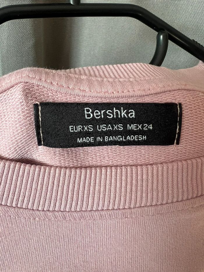 Pull court taille XS rose marque Bershka excellent état - photo numéro 3