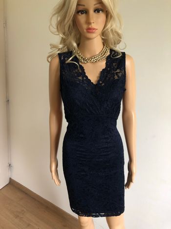 Robe bleue marine en dentelle sans manches taille 38 excellent état